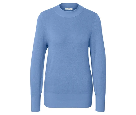 Jasnoniebieski sweter z cienkiej dzianiny.