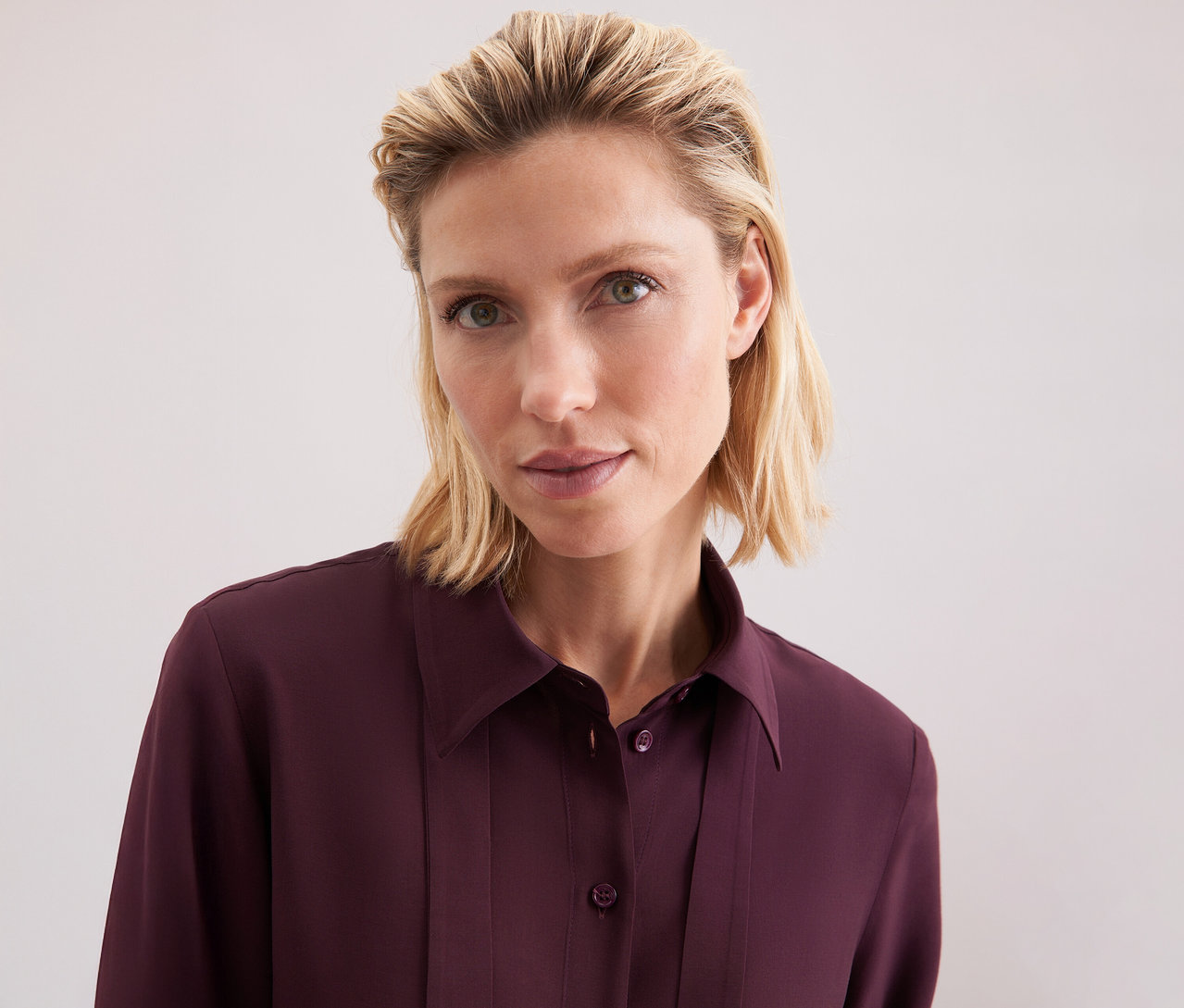 Kobieta ma na sobie bluzkę z wiskozy Seidensticker.