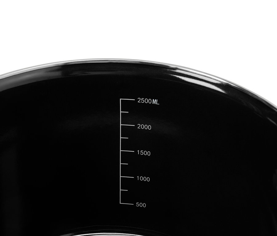 Zbliżenie na czarny pojemnik ze skalą pomiarową od 500 do 2500 ml.