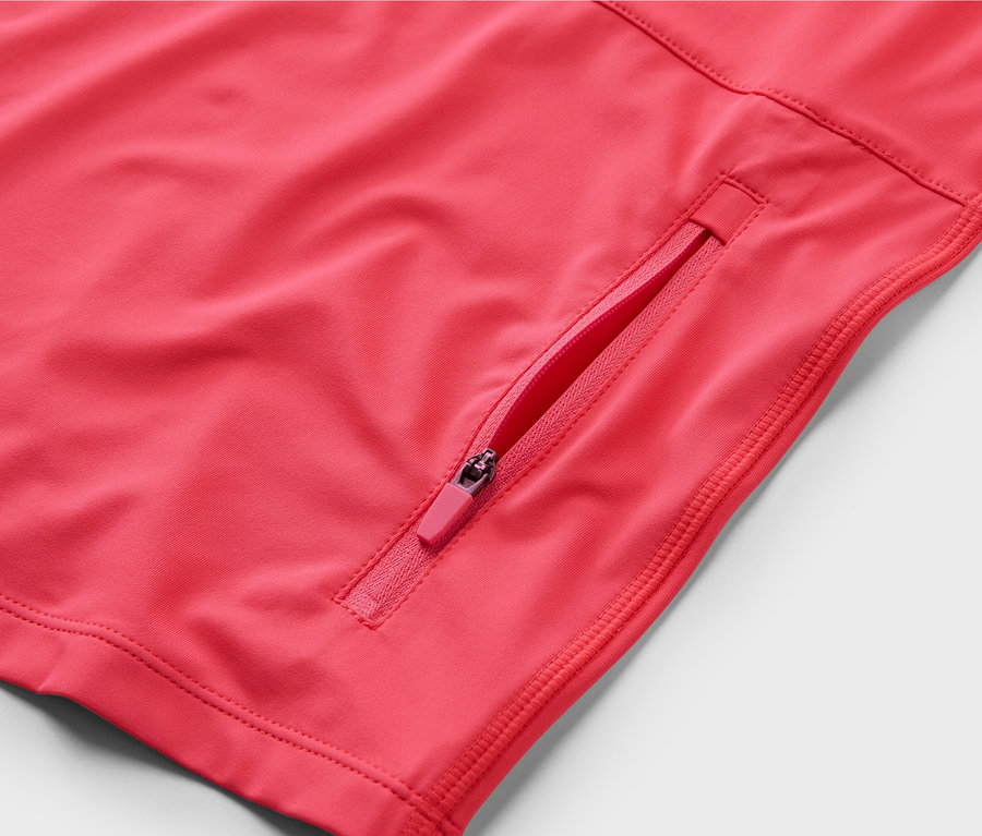 Zbliżenie na różową koszulkę rowerową z krótkim rękawem i kieszenią na zamek.