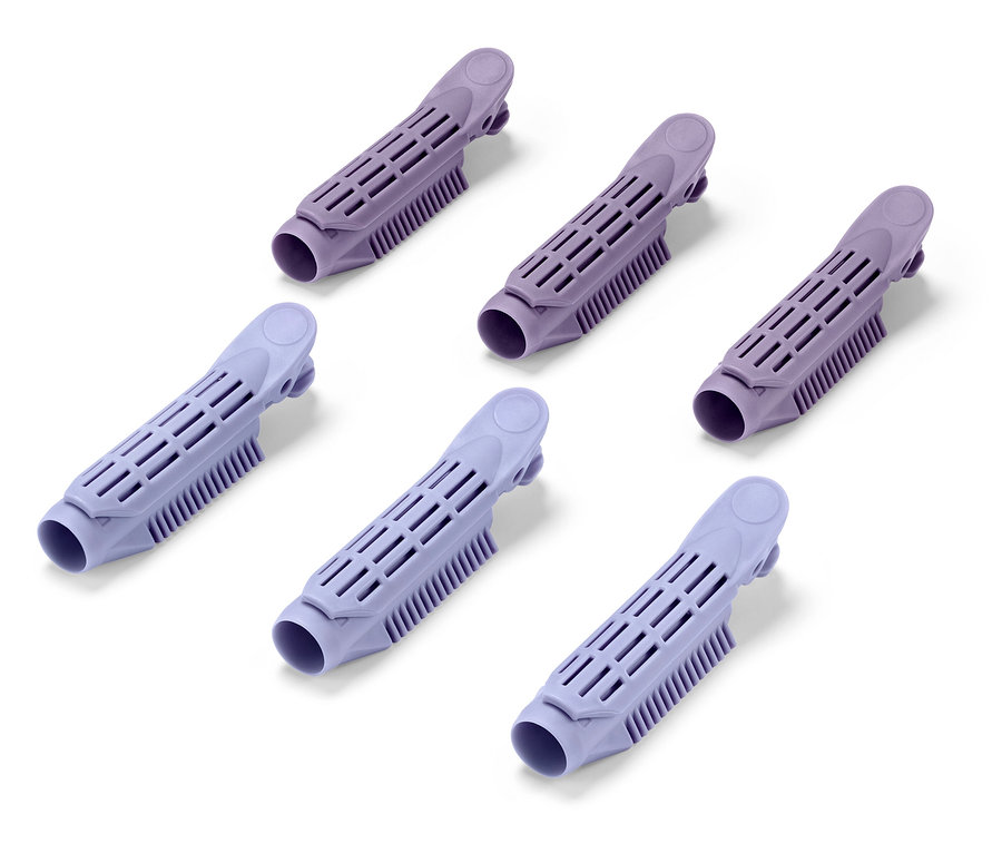 Sześć fioletowych wałków do włosów na białym tle.