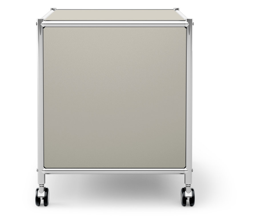 Beżowy pojemnik do przechowywania na kółkach z chromowaną ramą.