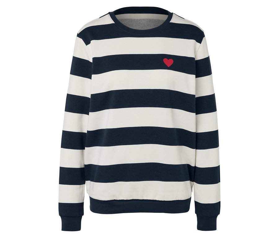 Pasiasty sweter z długim rękawem z małym czerwonym sercem.