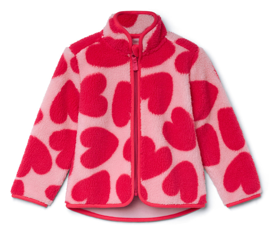 Różowa kurtka polarowa zapinana na zamek z czerwonymi sercami.
