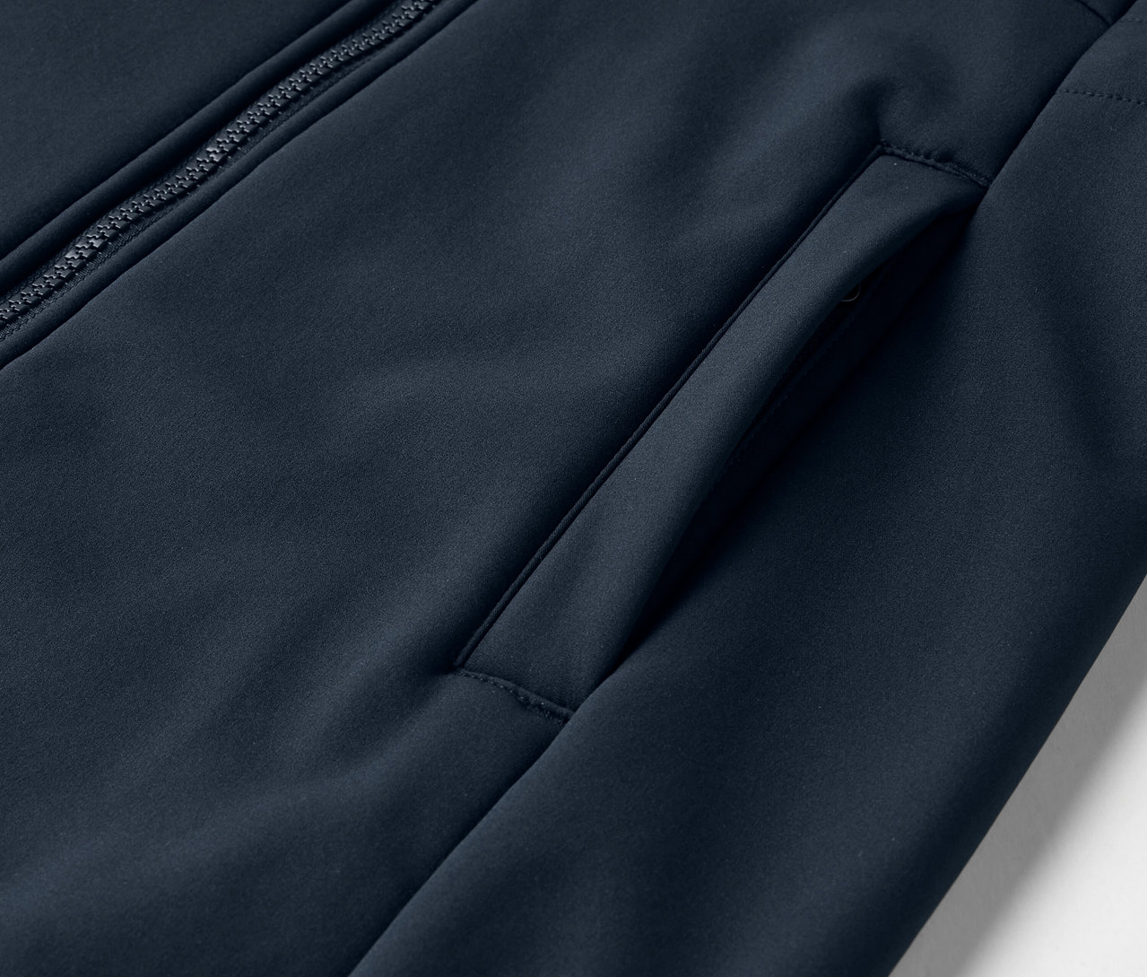 Zbliżenie na granatowy płaszcz softshellowy.