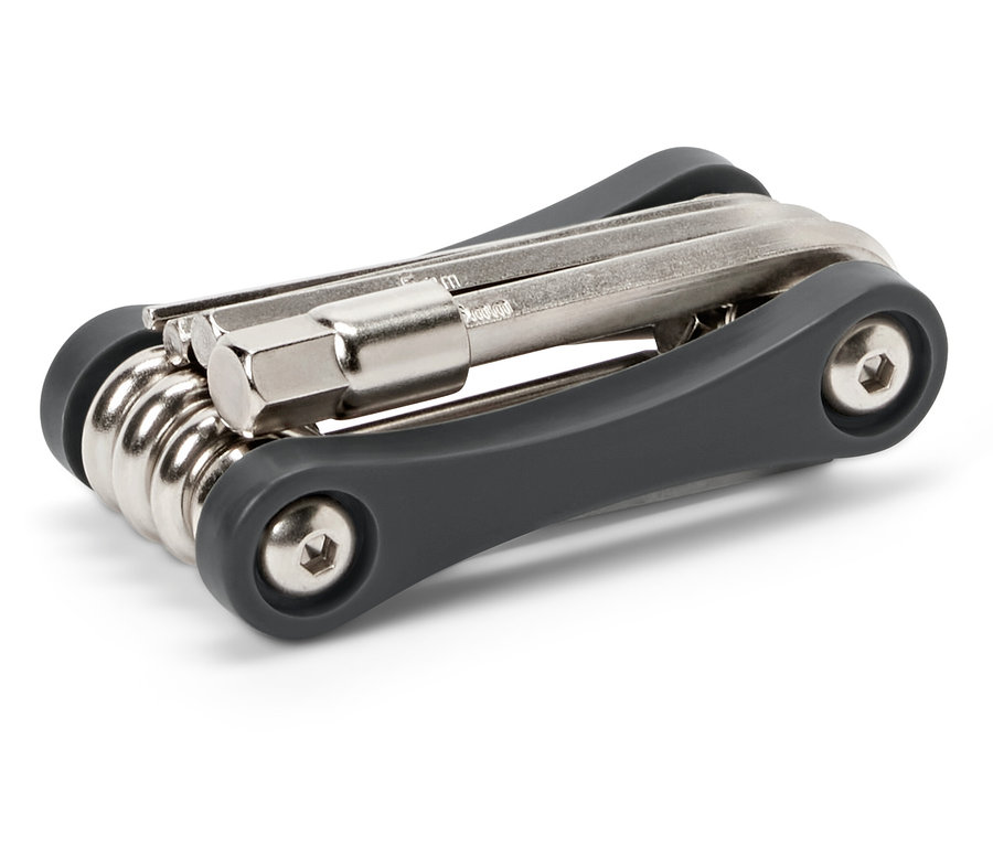 Składane narzędzie wielofunkcyjne z różnymi srebrnymi nasadkami i szarym uchwytem.