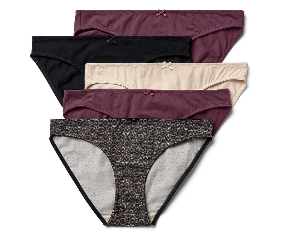 Pięć par damskich majtek w różnych kolorach i wzorach leży na sobie.