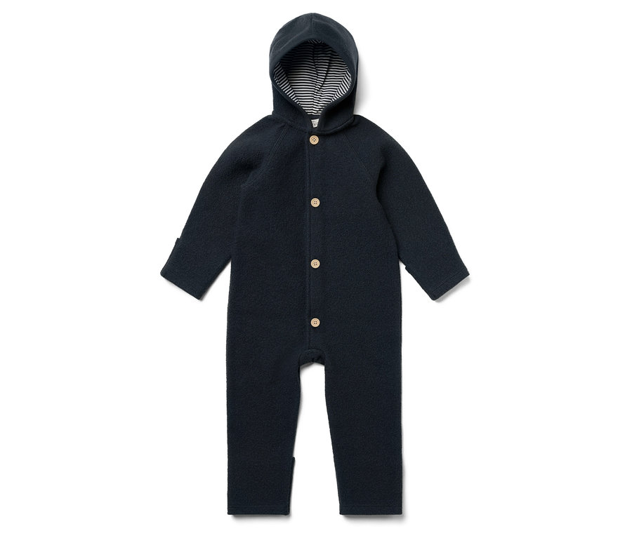 Granatowy kombinezon dziecięcy z kapturem i w paski, zapinany na guziki.