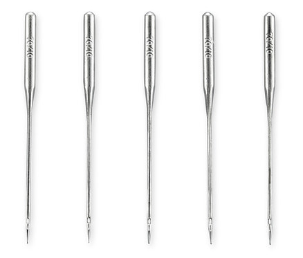 Pięć igieł do maszyny do szycia ułożonych w rzędzie.