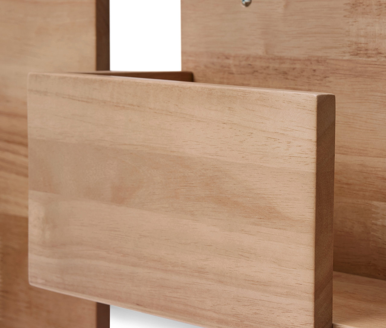 Szczegół drewnianej półki.