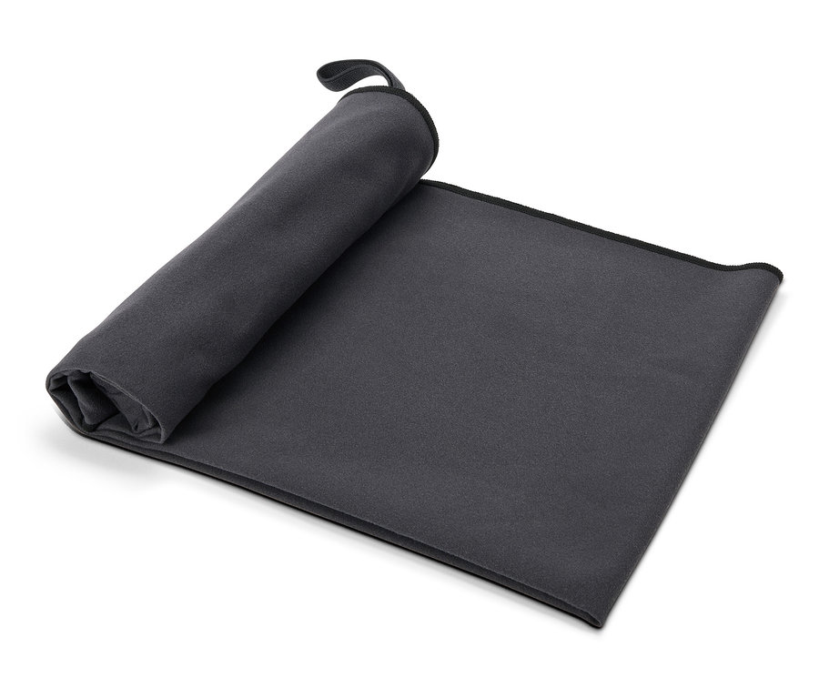 Częściowo zwinięty szary ręcznik z pętelką.