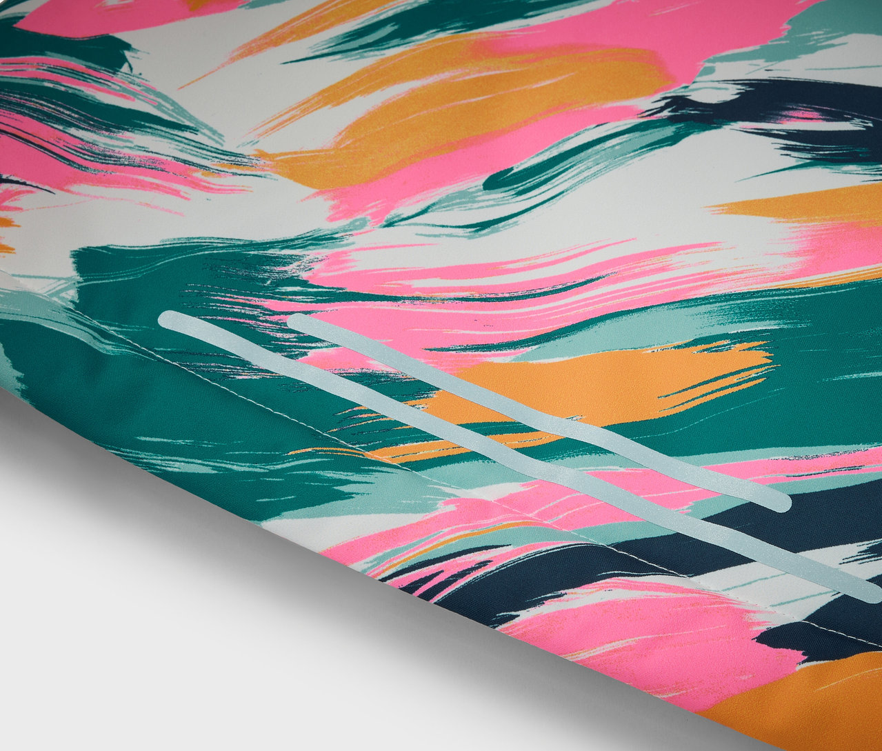 Zbliżenie abstrakcyjnego wzoru z pociągnięciami pędzla w kolorach różowym, złotym, niebieskim i zielonym na białym tle.