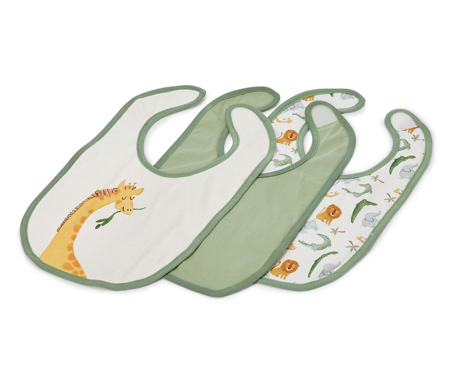 Trzy zielone śliniaki dla niemowląt, jeden z motywem żyrafy, jeden w jednolitym zielonym kolorze i jeden z motywami zwierzęcymi.