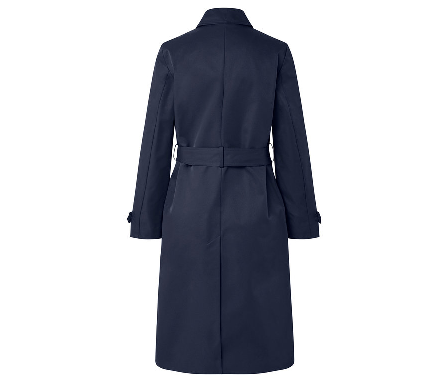 Widok z tyłu granatowego płaszcza typu trencz z paskiem.