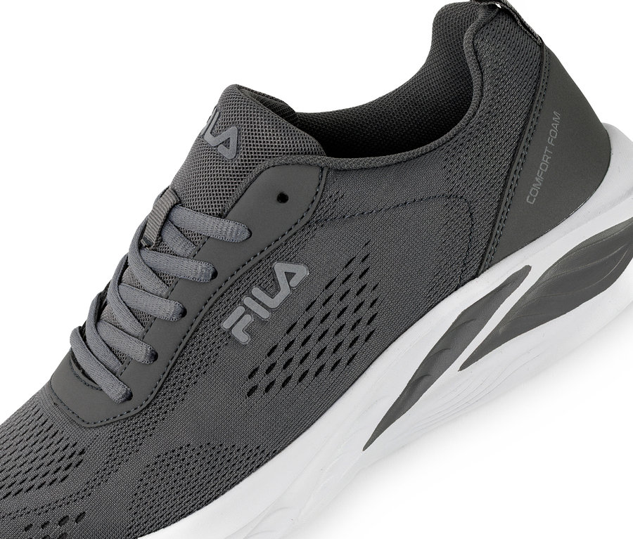 Zbliżenie szarego męskiego buta sportowego Fila Specctris z białą podeszwą.