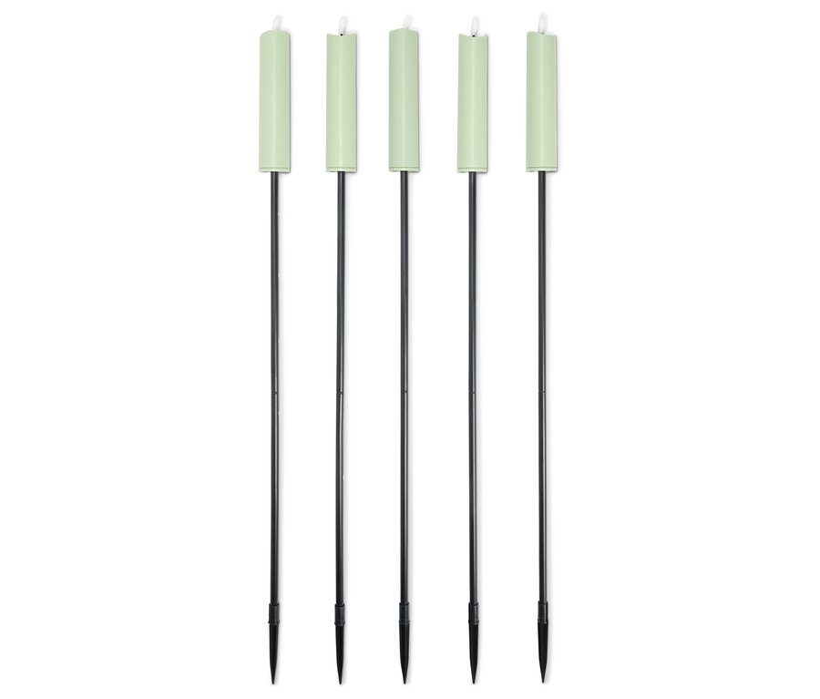 Pięć zielonych świec z czarnymi prętami ustawionych w rzędzie na białym tle.