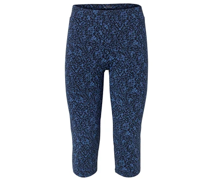 Niebieskie legginsy do kolan we wzór kwiatowy na białym tle.