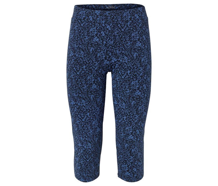 Niebieskie legginsy do kolan we wzór kwiatowy na białym tle.