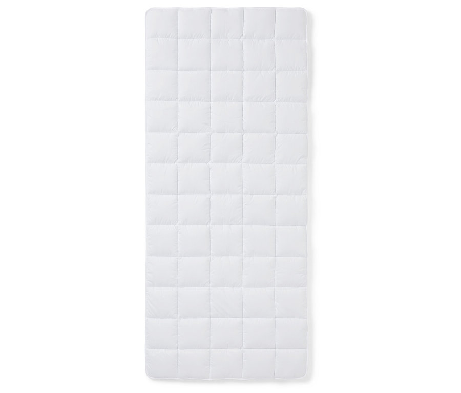 Biała, watowana nakładka na materac o wymiarach 90 x 200 cm na białym tle.