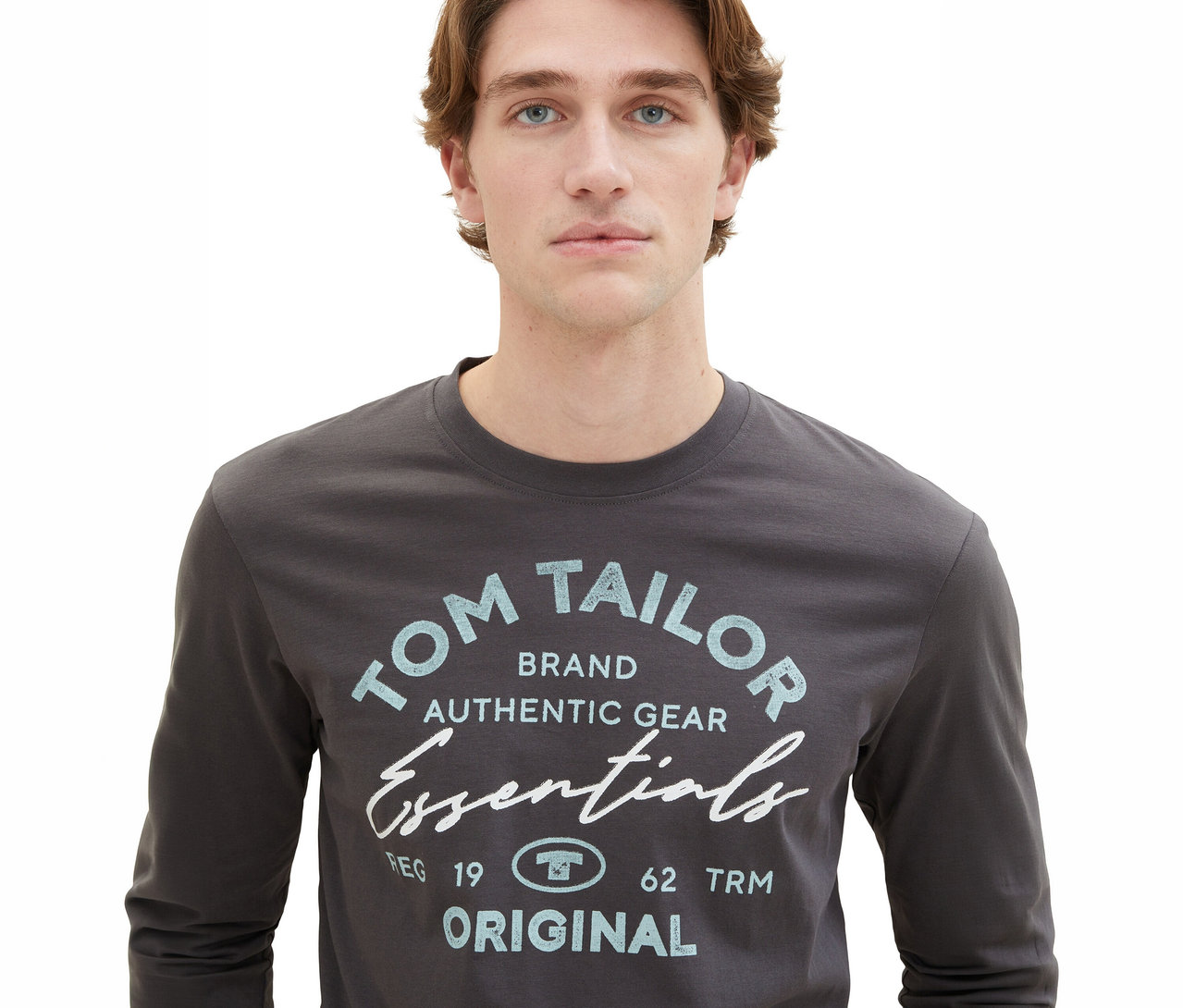 Mężczyzna ma na sobie koszulkę z długim rękawem i logo Tom Tailor, Dark Shadow.