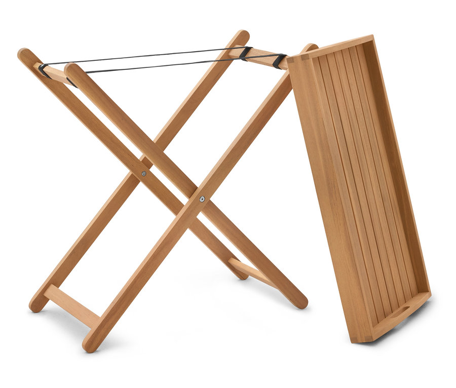 Drewniany stolik do serwowania z tacą stojący na białym tle.