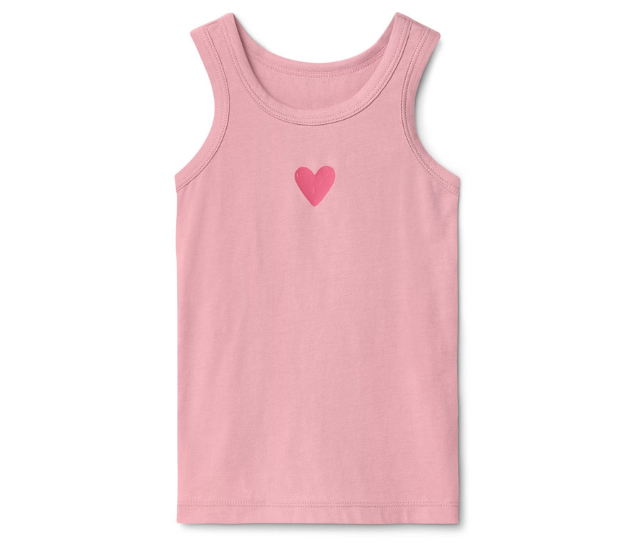Różowy podkoszulek z sercem na białym tle.