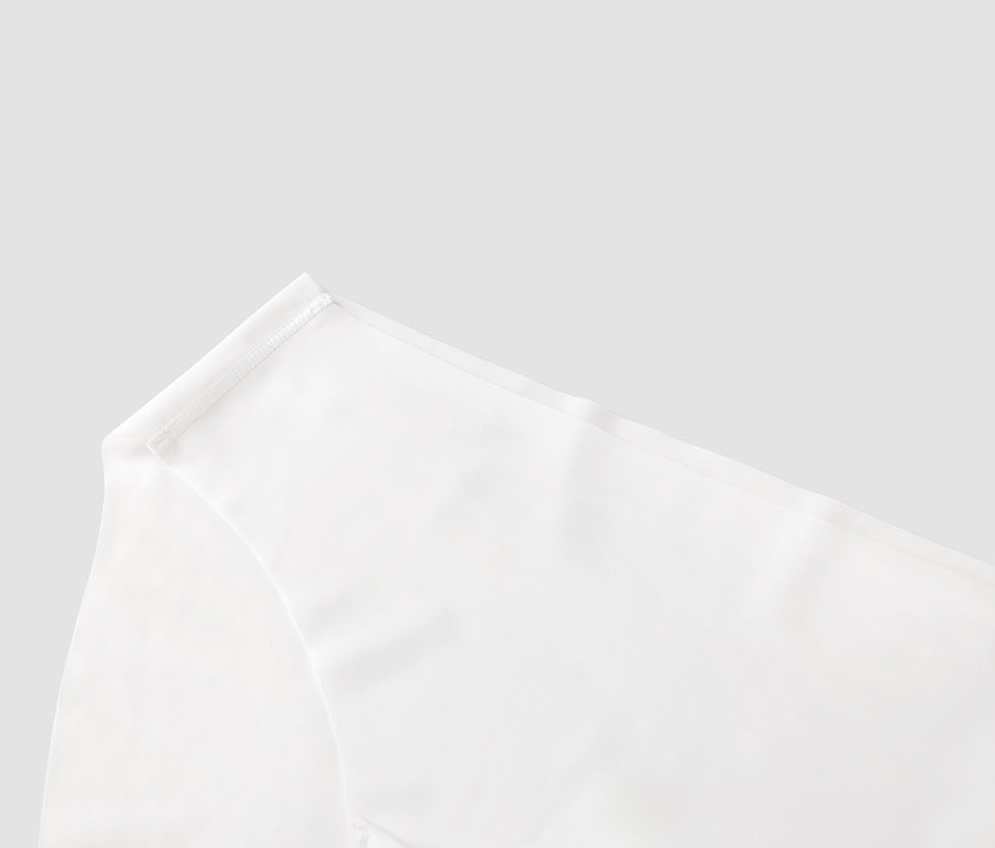 Szczegółowe zbliżenie na białą tkaninę ze szwem.