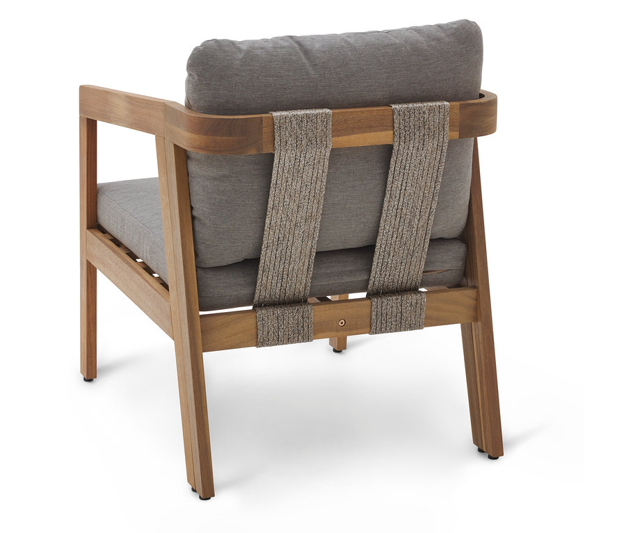 Widok z tyłu fotela z drewnianą ramą i szarymi poduszkami, podtrzymywanymi przez dwa szerokie, tkane pasy materiału.