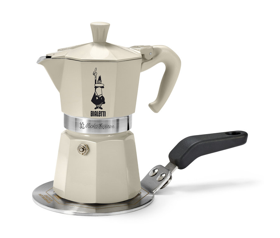 Beżowa kawiarka Bialetti stoi na adapterze do płyt indukcyjnych Bialetti o średnicy 13 cm.