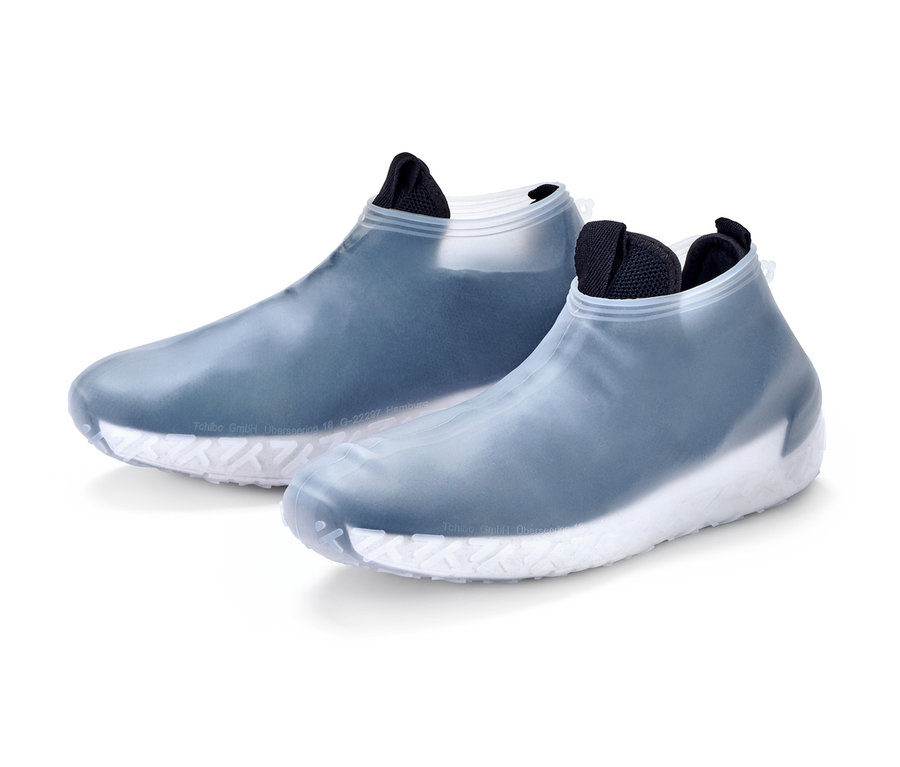 Dwa ochraniacze przeciwdeszczowe na buty z białą podeszwą.