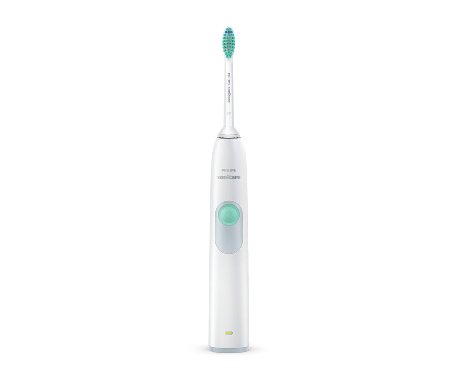 Zbliżenie na białą elektryczną szczoteczkę do zębów Philips HX6221/21 »DailyClean 3100«.