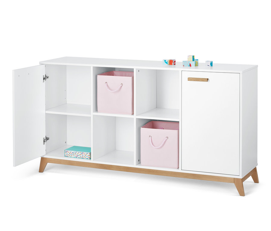 Biały kredens z otwartą lewą stroną, półkami, różowymi pojemnikami do przechowywania i drewnianymi nogami.