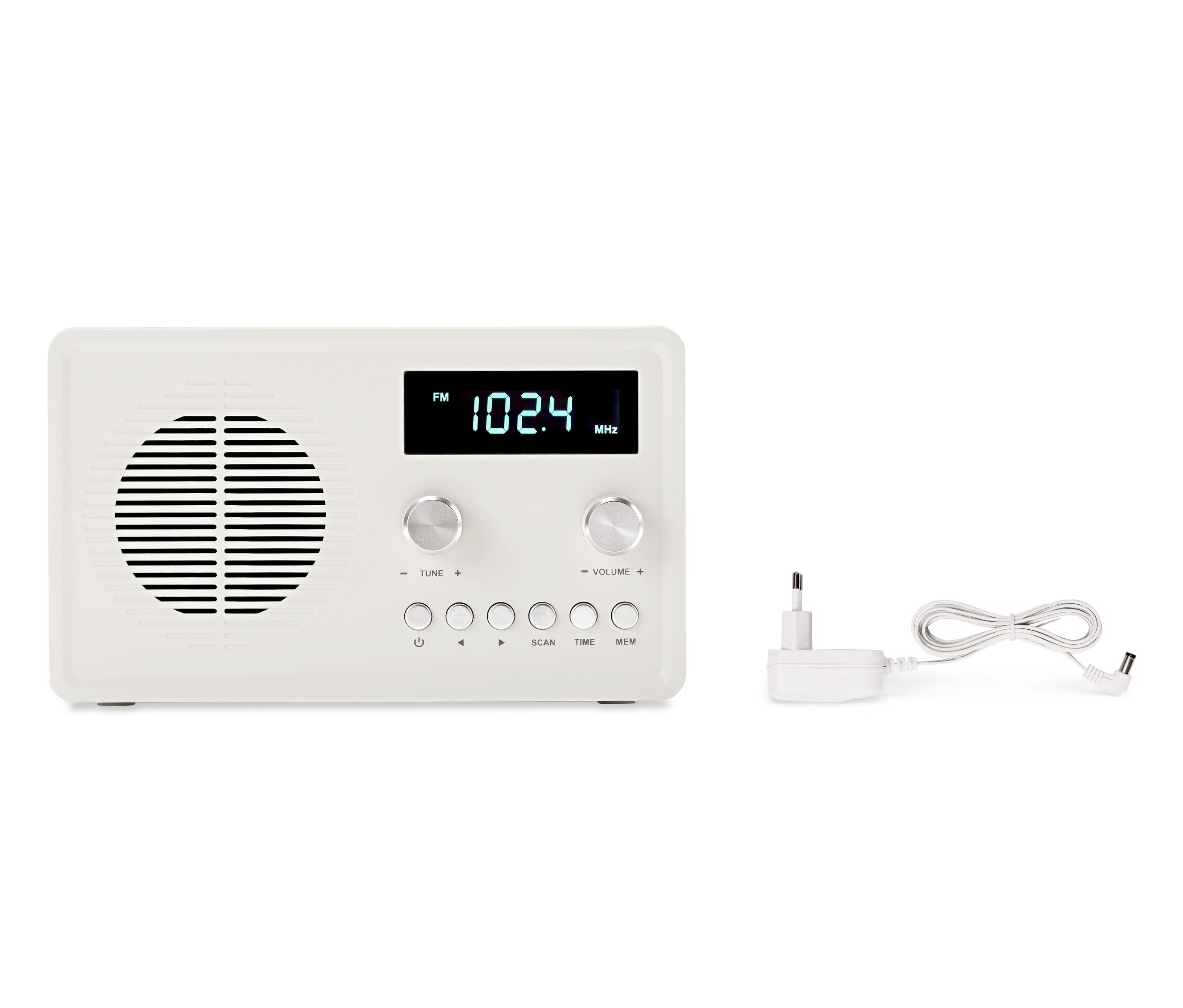 Białe kompaktowe radio cyfrowe FM i kabel zasilający na białym tle.