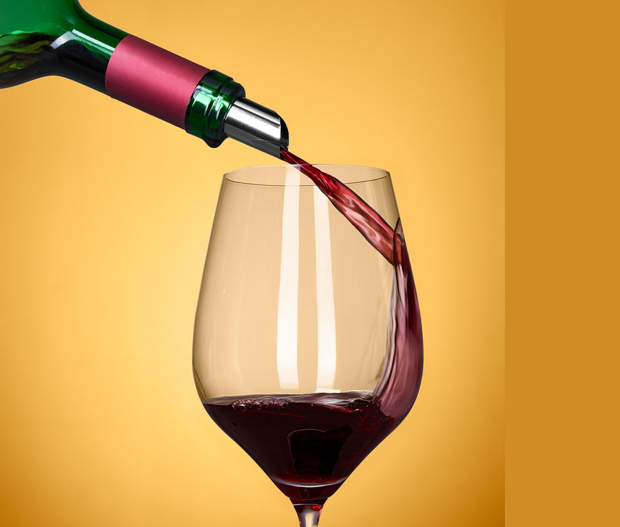 Zielona butelka z nalewakiem do wina DropStop®, 2 sztuki, nalewa czerwone wino do kieliszka.