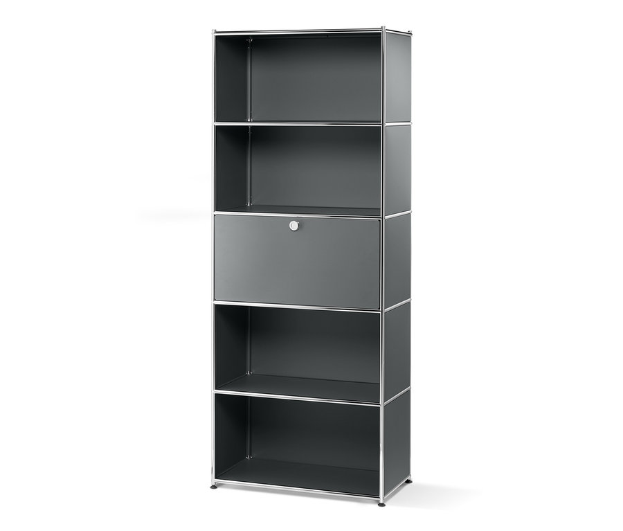 Wysoki regał metalowy z półką zasłoniętą regulowaną klapą.