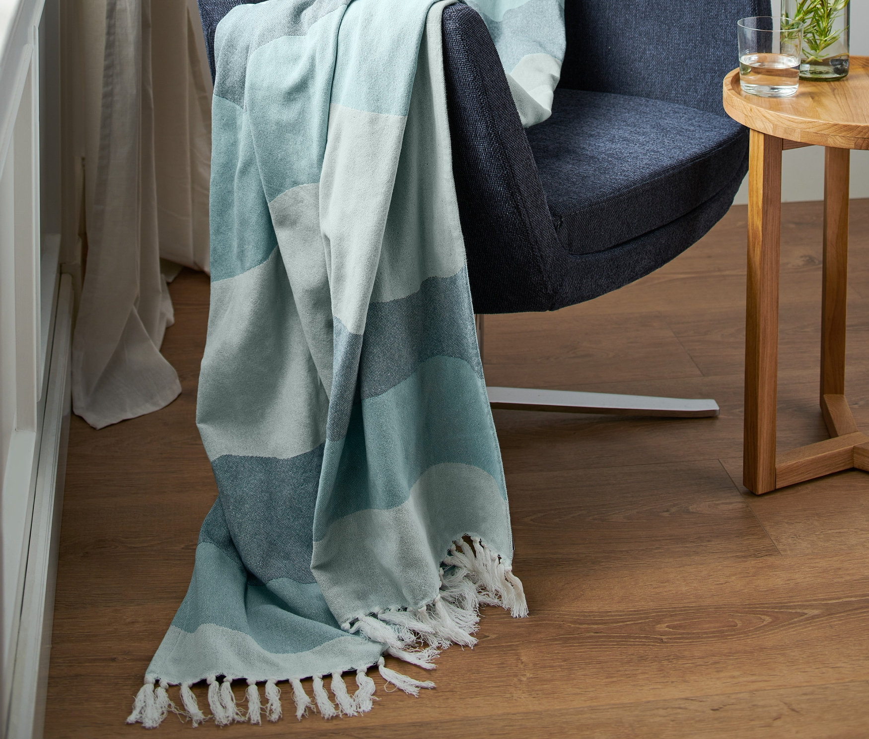 Na krześle leży koc.