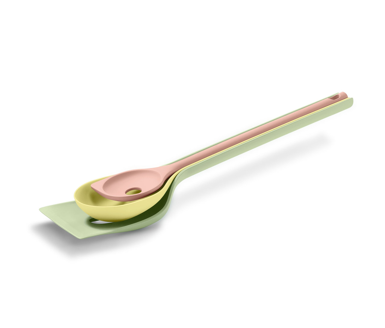 Akcesoria kuchenne, 3 sztuki: jasnozielona łopatka, żółta chochla i różowa łyżka z otworem.