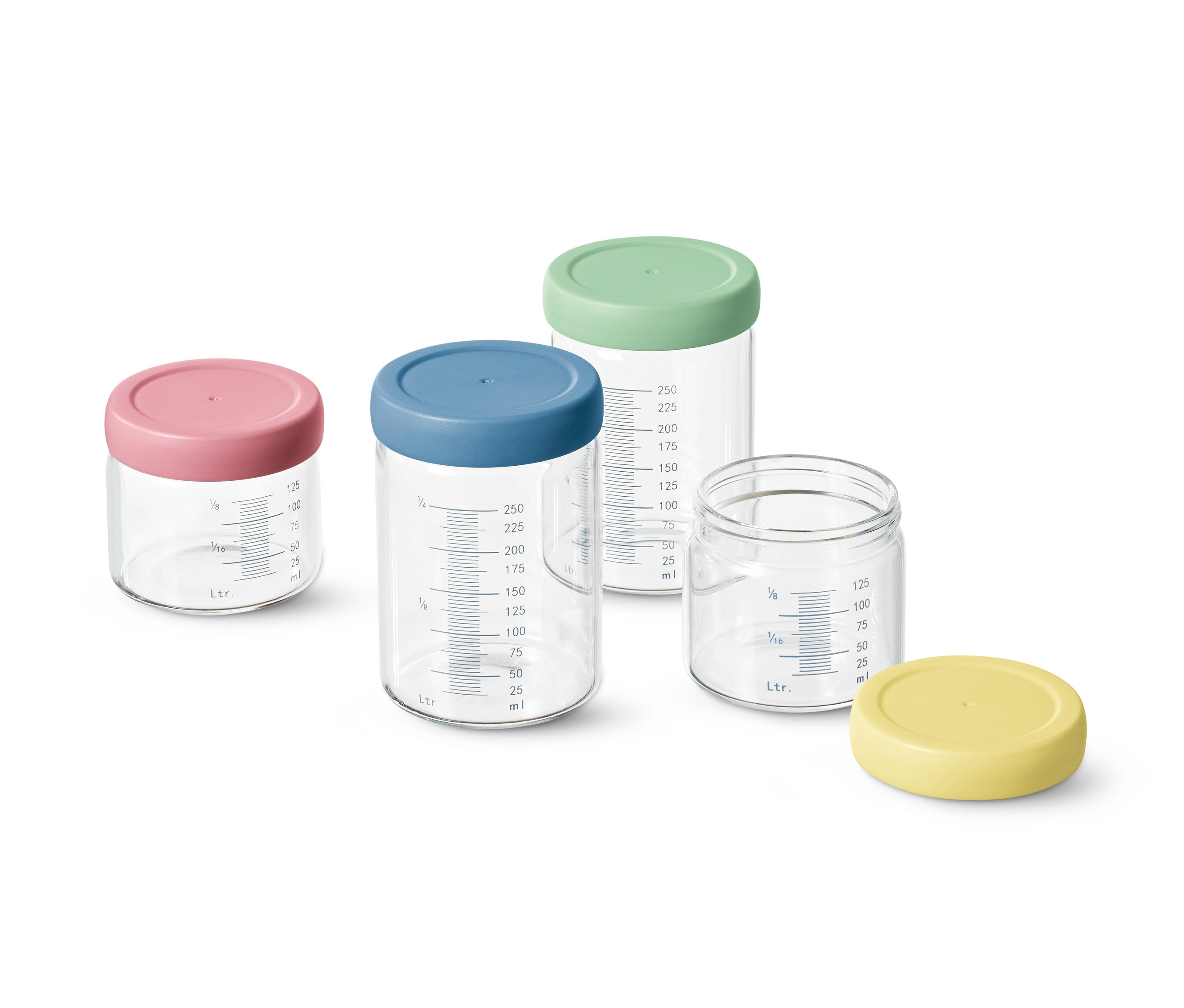 Cztery szklane pojemniki do porcjowania z kolorowymi pokrywkami i podziałką.