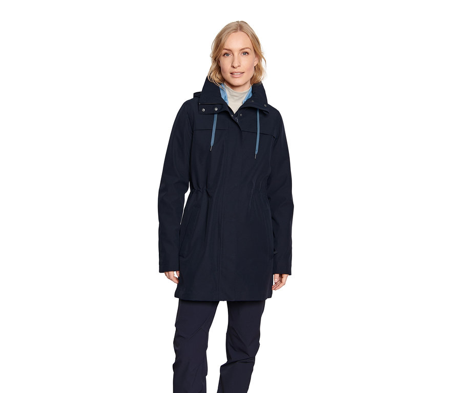 Kobieta pozuje w niebieskim płaszczu trekkingowym 3 w 1.