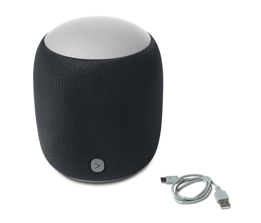 Czarny, duży głośnik Fabric Bluetooth® i kabel do ładowania na białym tle.