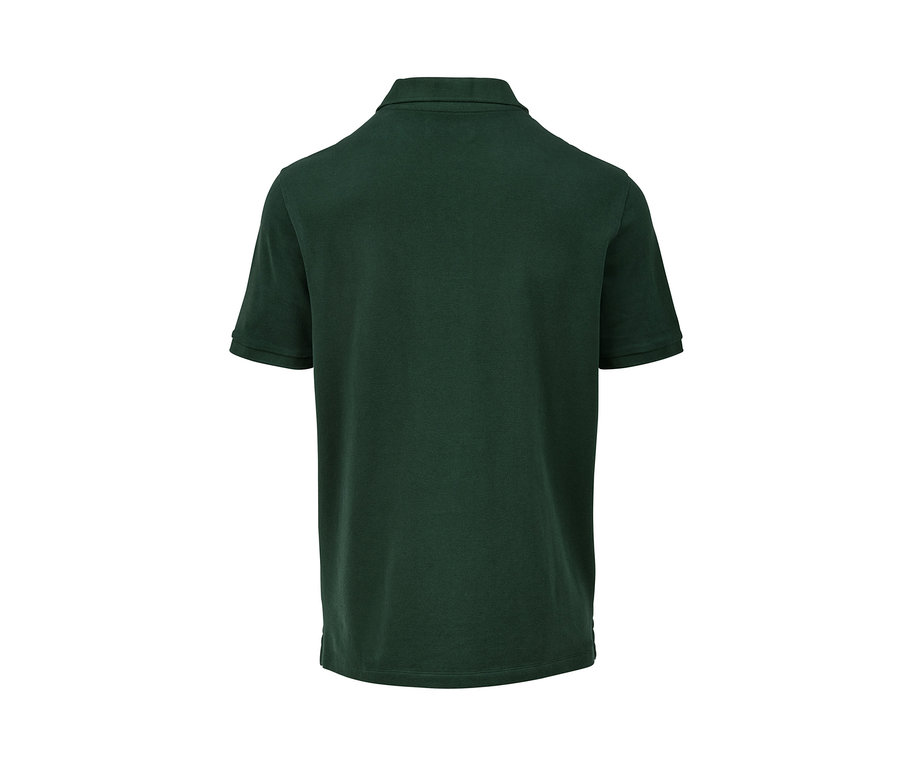 Zbliżenie na tył ciemnozielonej koszulki polo o splocie piqué.