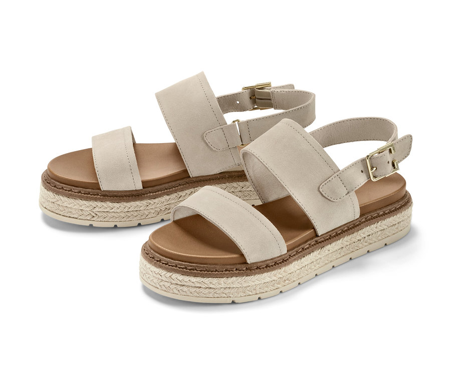 Dwa beżowe sandały skórzane na platformie.