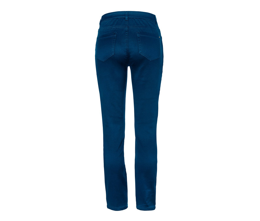 Widok z tyłu niebieskich spodni slimfit.