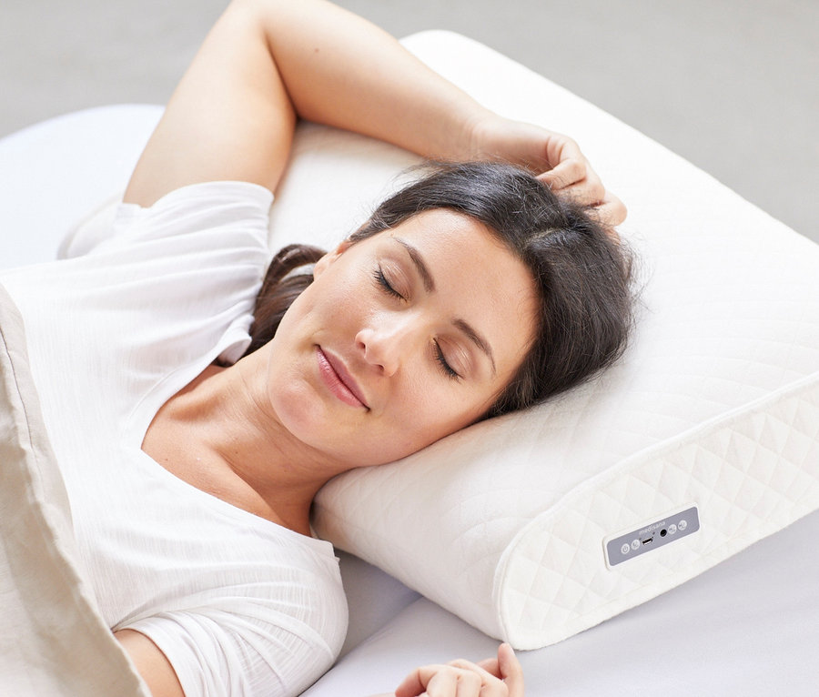 Kobieta śpi na poduszce Medisana Sleep-Well »SP 100«, z dźwiękiem.