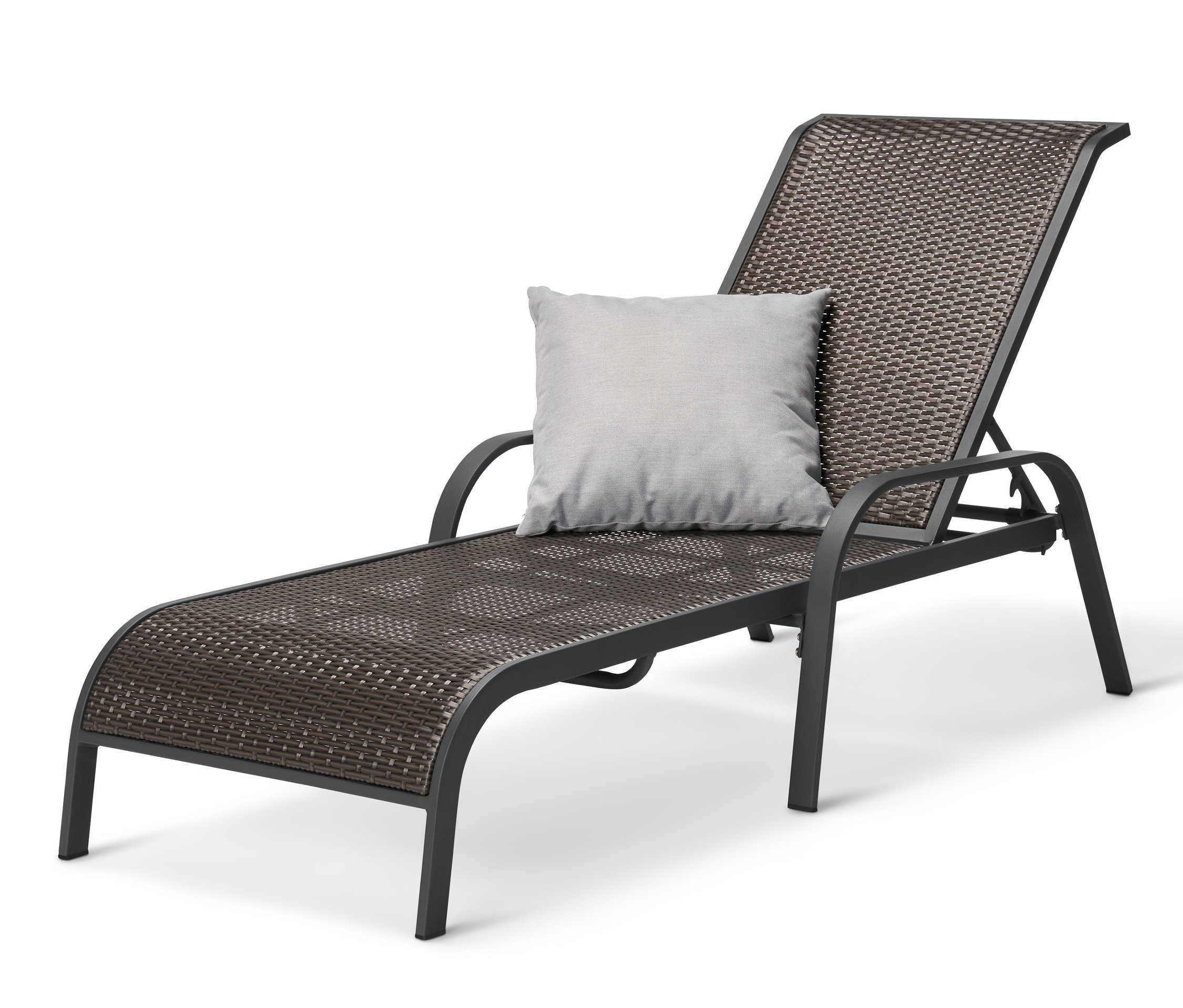 Leżak ogrodowy z plecionką polirattanową i szarą poduszką.