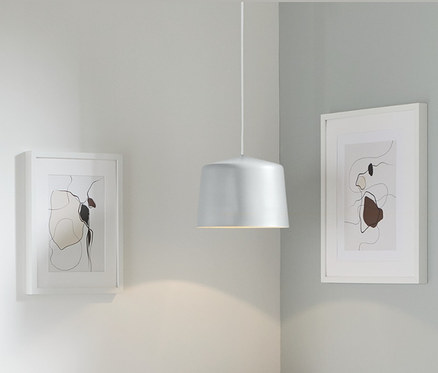 Otwarta biała szafa z metalową lampą wiszącą.