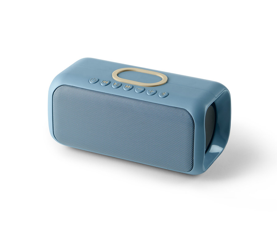 Niebieski głośnik z funkcją ładowania Qi na białym tle.