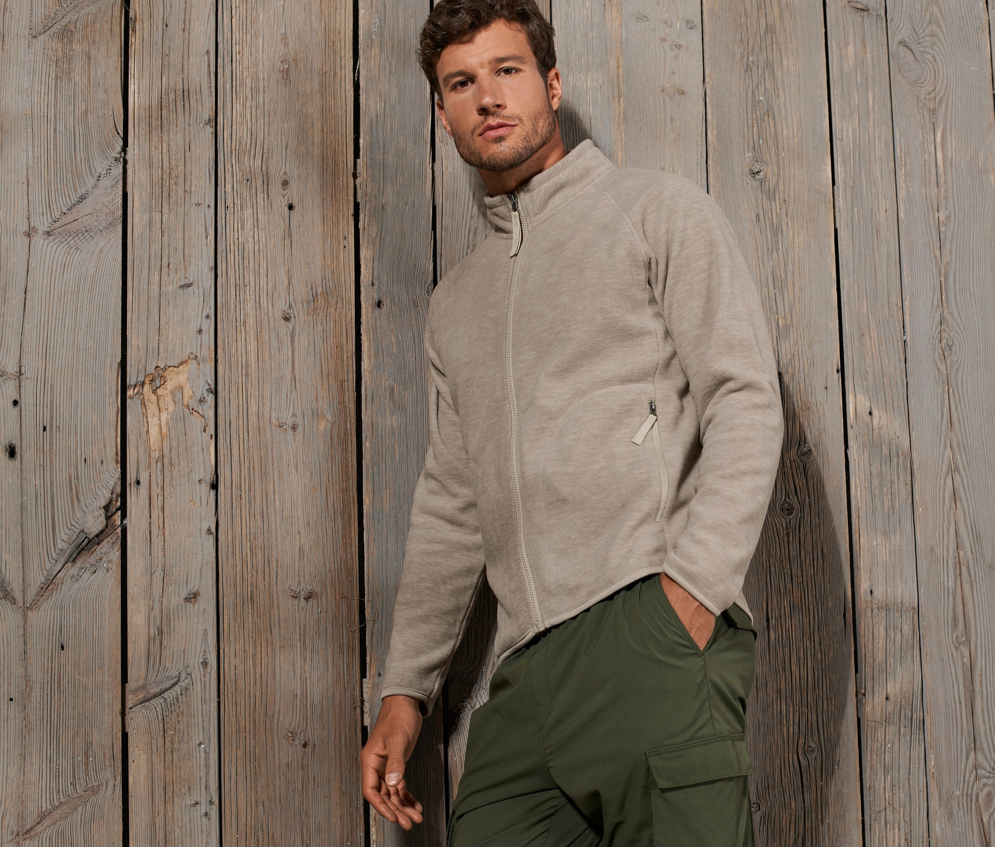 Mężczyzna pozuje w kurtce z polaru.