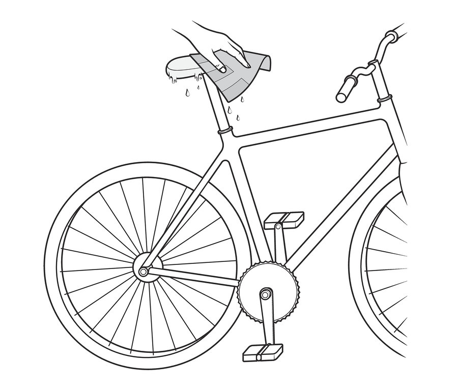 Ręka czyści siodełko roweru za pomocą ściereczki do czyszczenia roweru.