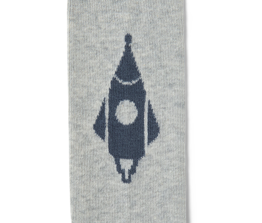 Zbliżenie bawełnianych rajstop z motywem rakiety kosmicznej.